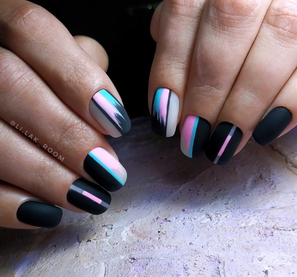 Modny ciemny manicure 2024-2025 - najlepsze trendy na zdjęciu