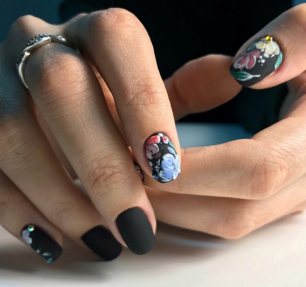 Modny ciemny manicure 2024-2025 - najlepsze trendy na zdjęciu