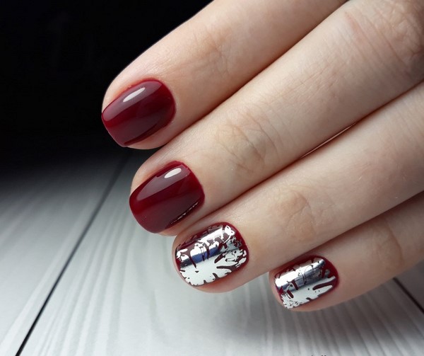 Modny ciemny manicure 2024-2025 - najlepsze trendy na zdjęciu