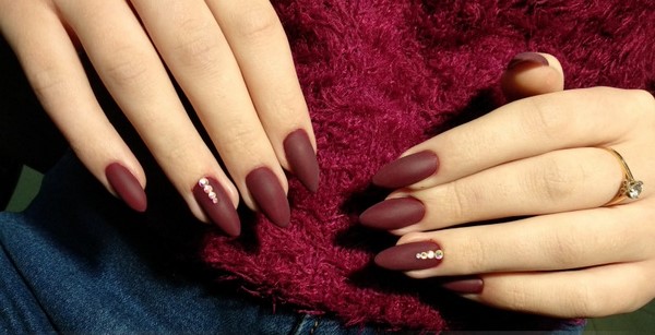 Modny ciemny manicure 2024-2025 - najlepsze trendy na zdjęciu