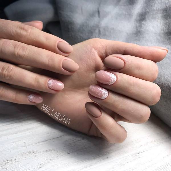 Manicure bulan menawan 2024-2025: gaya baru dan jenis reka bentuk kuku dengan lubang