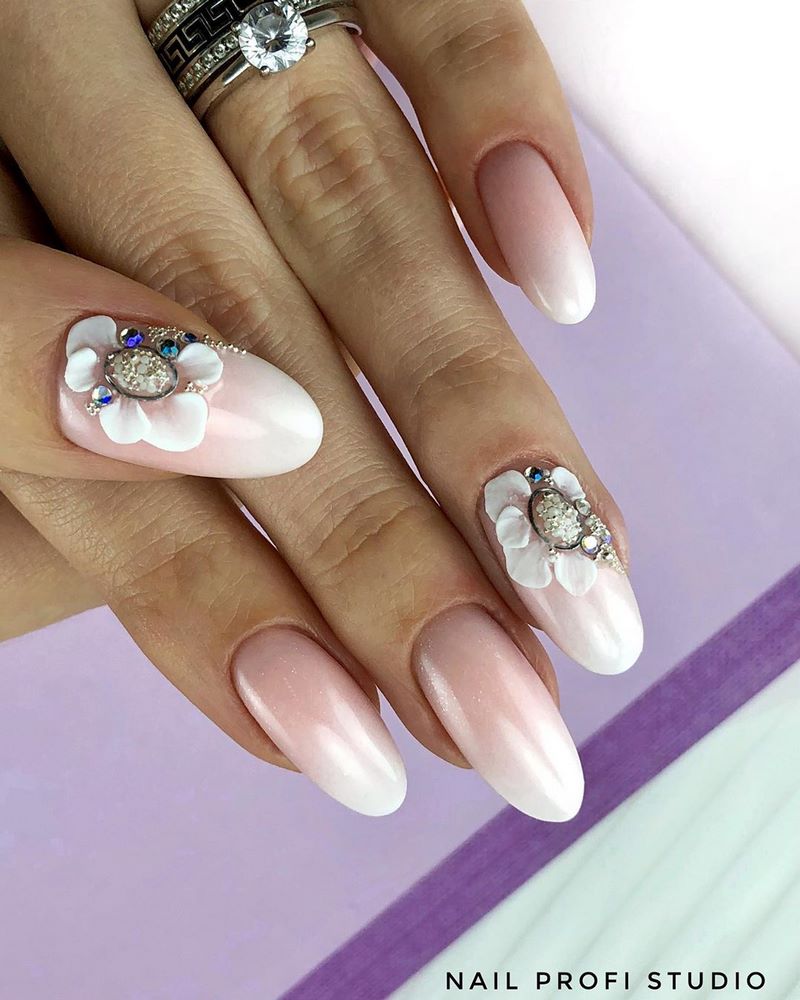 Gagasan TOP-10 manicure graduation 2024-2025: manicure hebat pada pengijazahan - foto