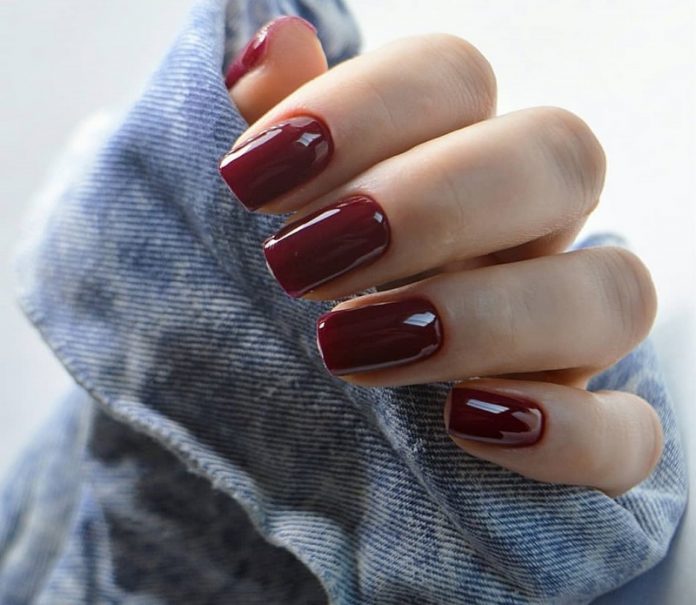 Manicure burgundy menawan 2024-2025 dalam teknik dan gaya baru