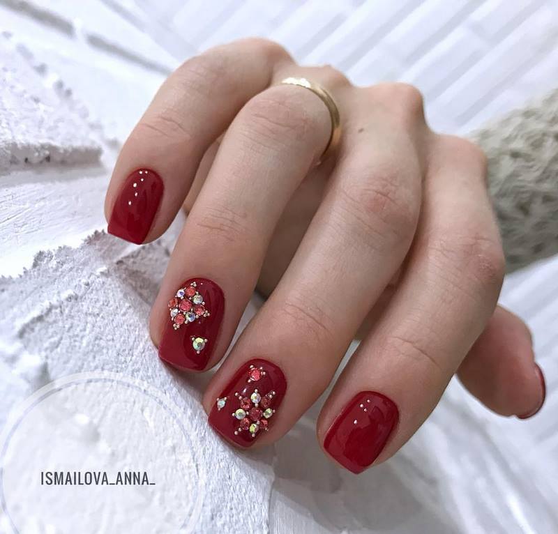 Manicure burgundy menawan 2024-2025 dalam teknik dan gaya baru