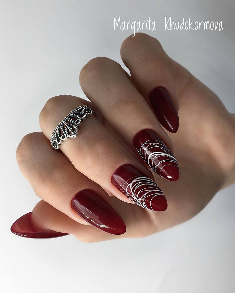 Manicure burgundy menawan 2024-2025 dalam teknik dan gaya baru