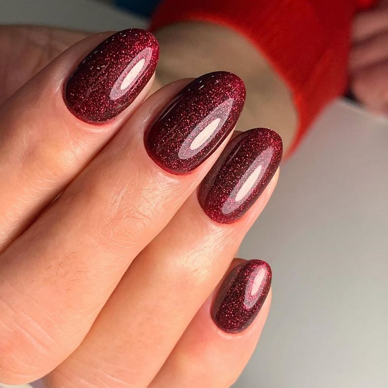 Manicure burgundy menawan 2024-2025 dalam teknik dan gaya baru