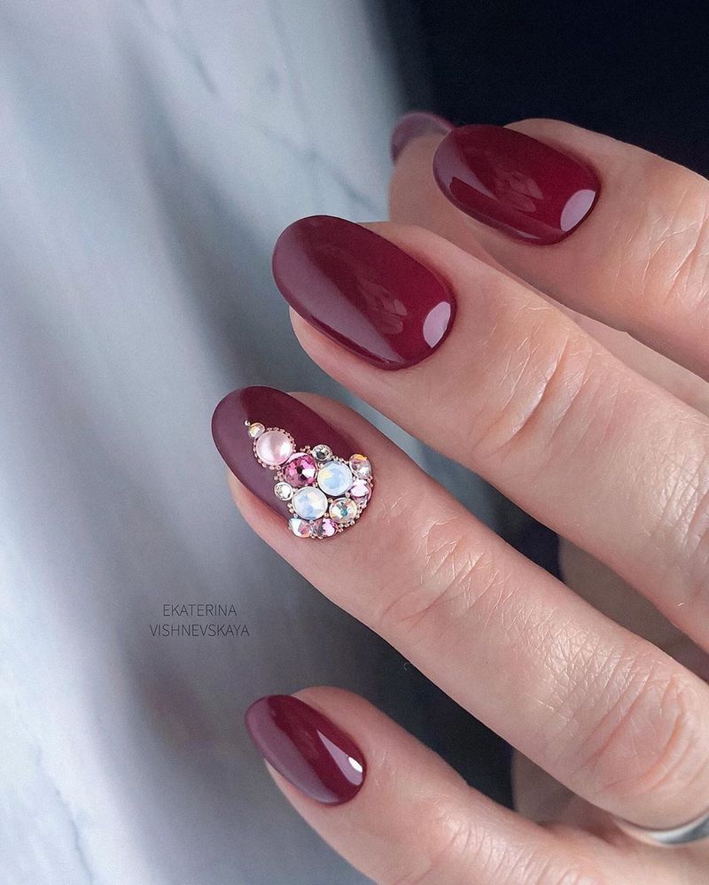 Manicure burgundy menawan 2024-2025 dalam teknik dan gaya baru