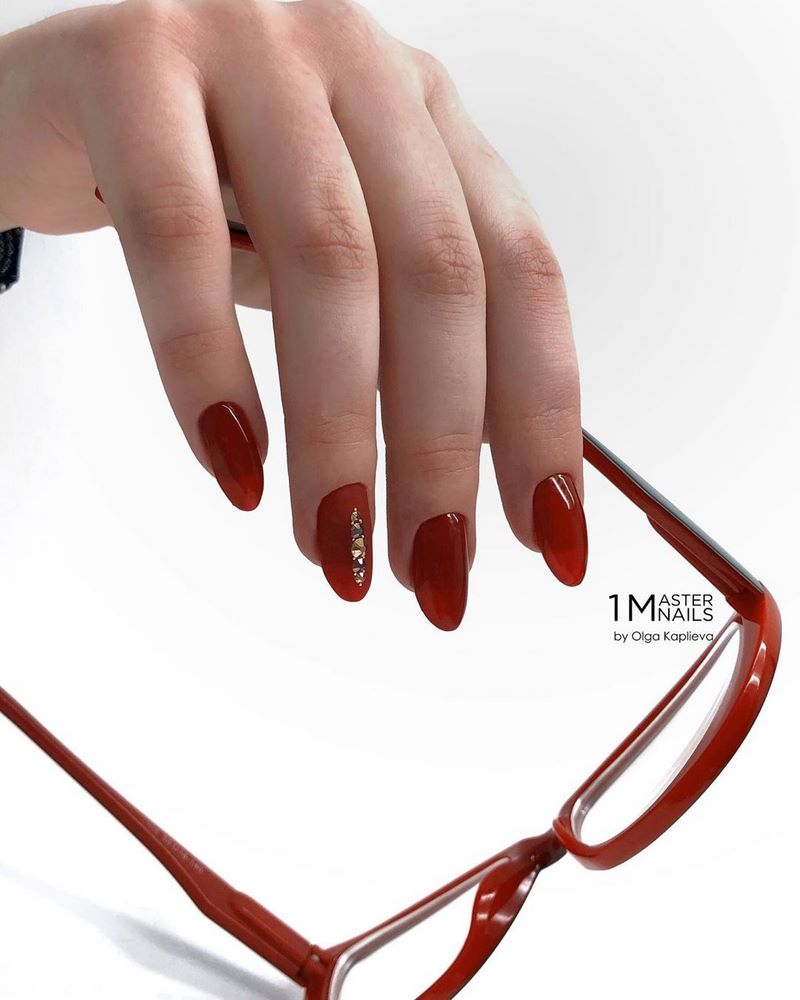 Manicure burgundy menawan 2024-2025 dalam teknik dan gaya baru