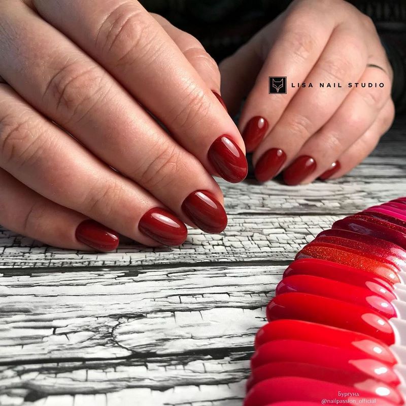 Manicure burgundy menawan 2024-2025 dalam teknik dan gaya baru