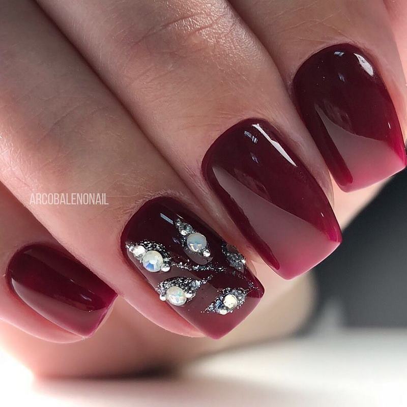 Manicure burgundy menawan 2024-2025 dalam teknik dan gaya baru