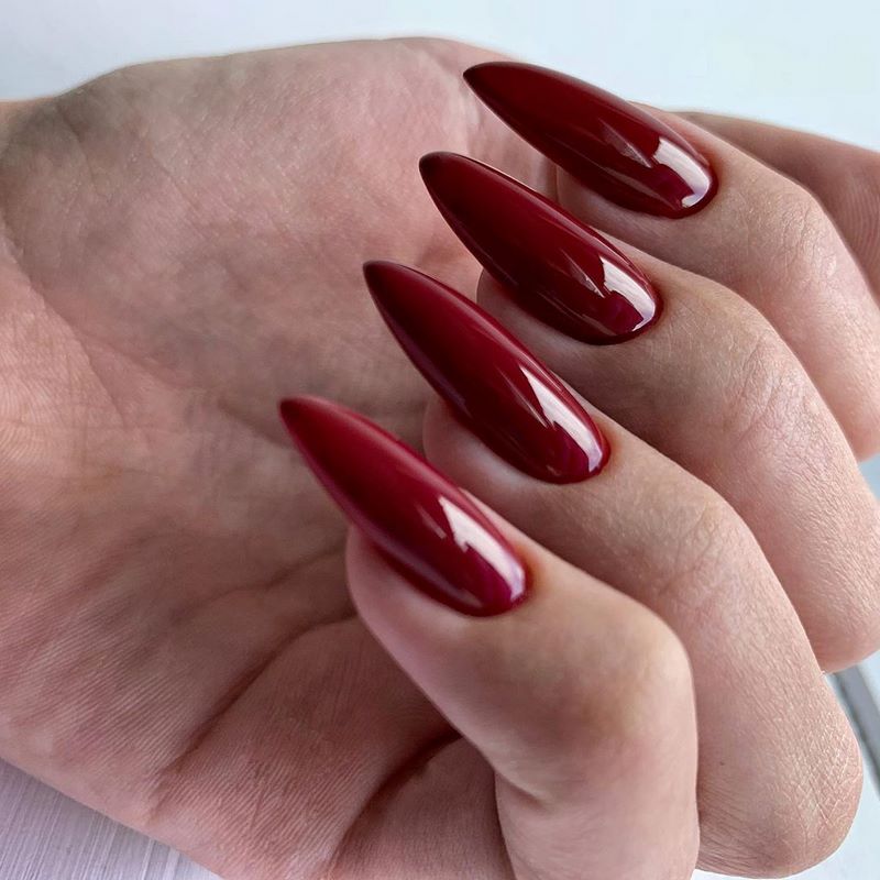 Manicure burgundy menawan 2024-2025 dalam teknik dan gaya baru