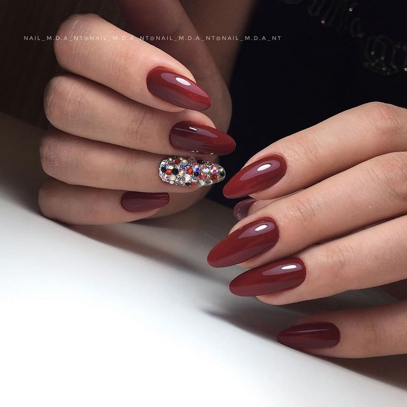 Manicure burgundy menawan 2024-2025 dalam teknik dan gaya baru