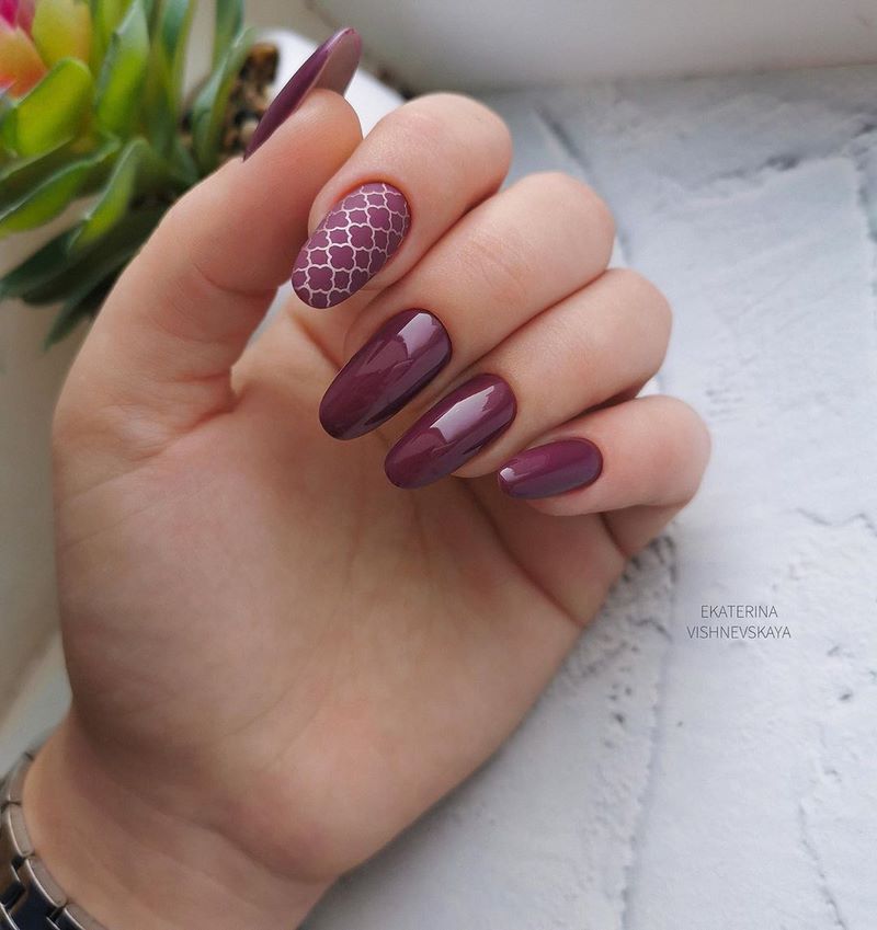 Manicure burgundy menawan 2024-2025 dalam teknik dan gaya baru