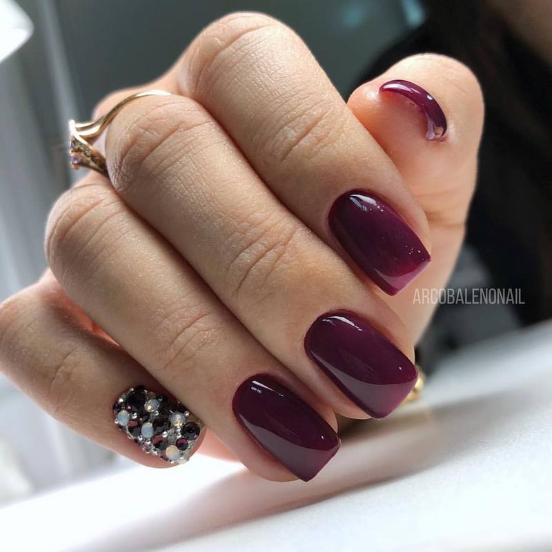 Manicure burgundy menawan 2024-2025 dalam teknik dan gaya baru