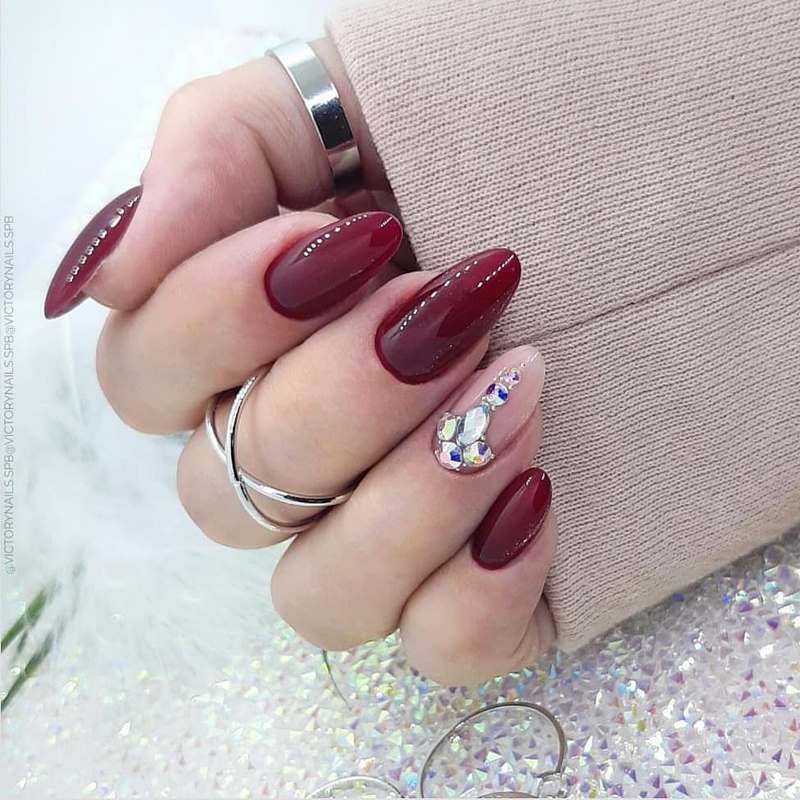 Manicure burgundy menawan 2024-2025 dalam teknik dan gaya baru