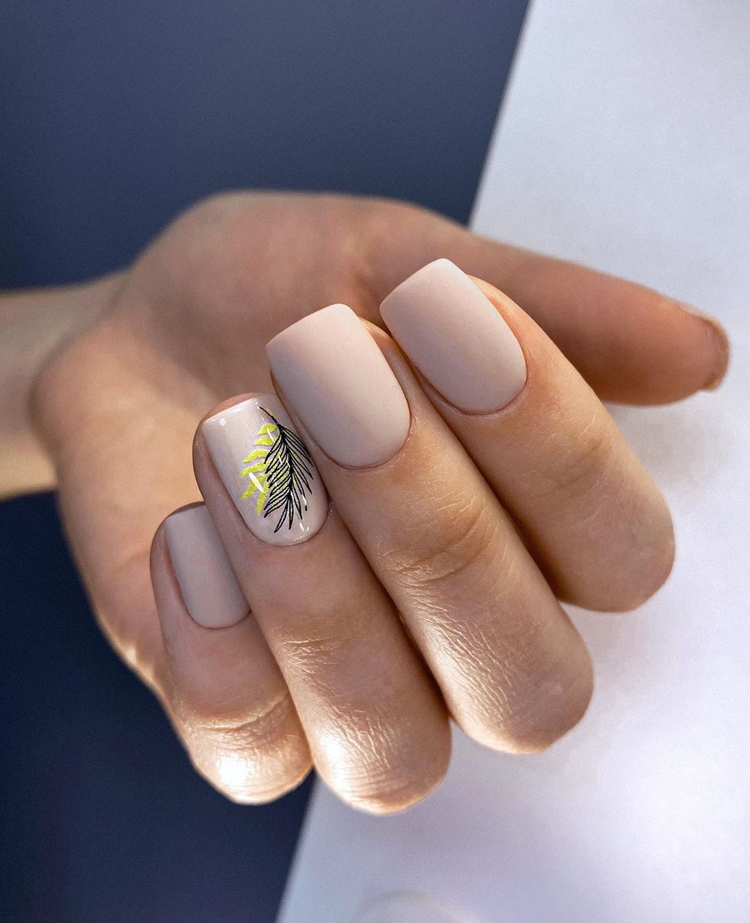 Trend manicure yang paling indah di musim 2024-2025: produk baru terbaik, idea terbaik dalam foto