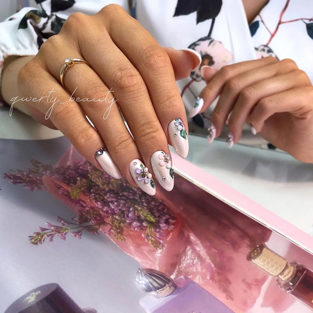 Trend manicure yang paling indah di musim 2024-2025: produk baru terbaik, idea terbaik dalam foto