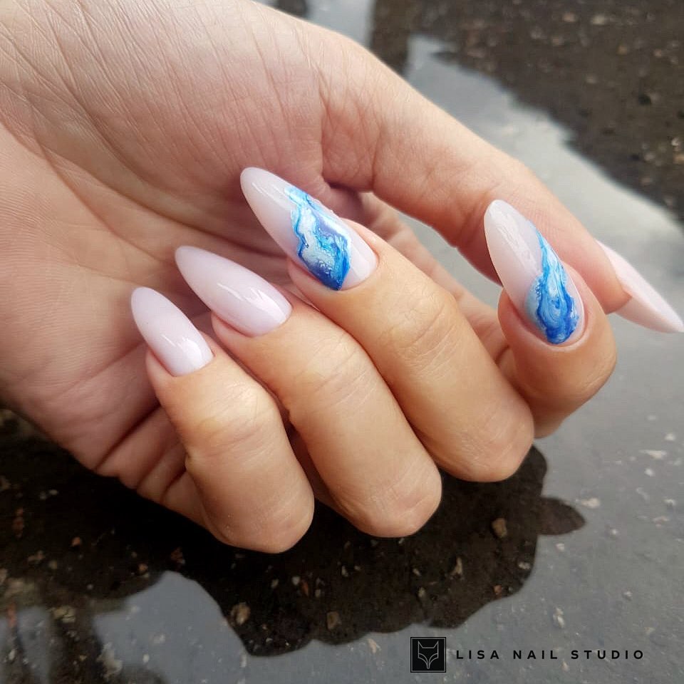 Trend manicure yang paling indah di musim 2024-2025: produk baru terbaik, idea terbaik dalam foto