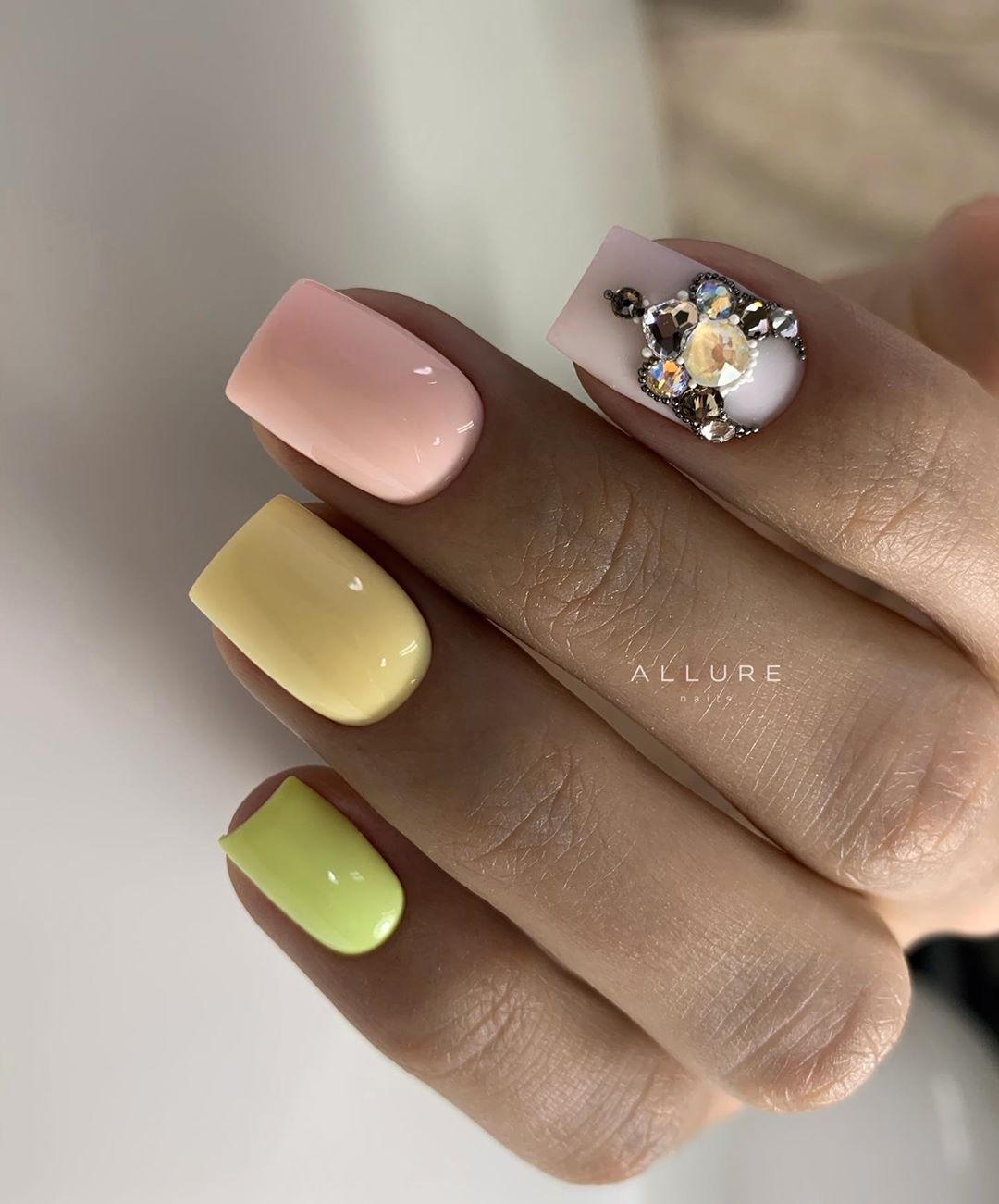 Trend manicure yang paling indah di musim 2024-2025: produk baru terbaik, idea terbaik dalam foto