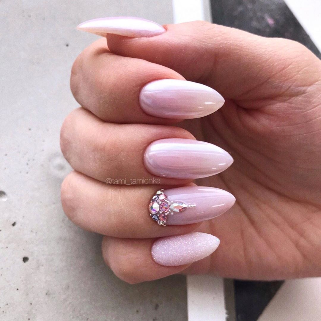 Trend manicure yang paling indah di musim 2024-2025: produk baru terbaik, idea terbaik dalam foto