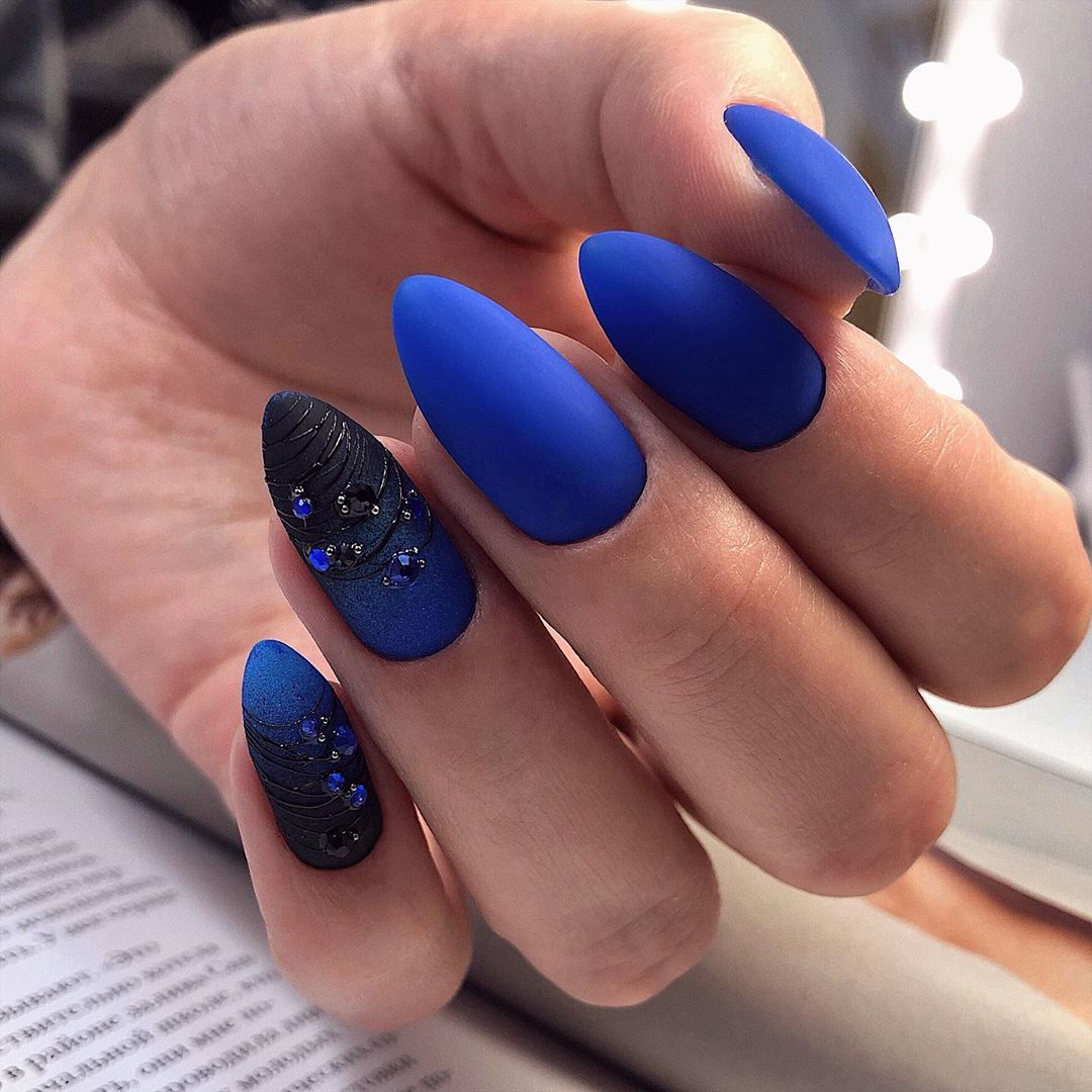 Manicure biru bergaya 2024-2025: idea, berita, trend - foto