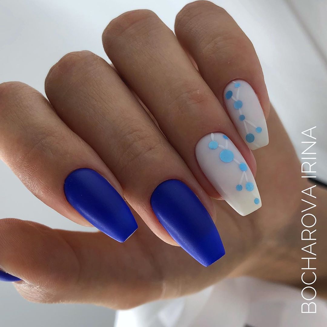 Manicure biru bergaya 2024-2025: idea, berita, trend - foto