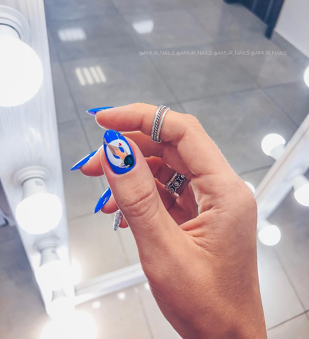 Manicure biru bergaya 2024-2025: idea, berita, trend - foto