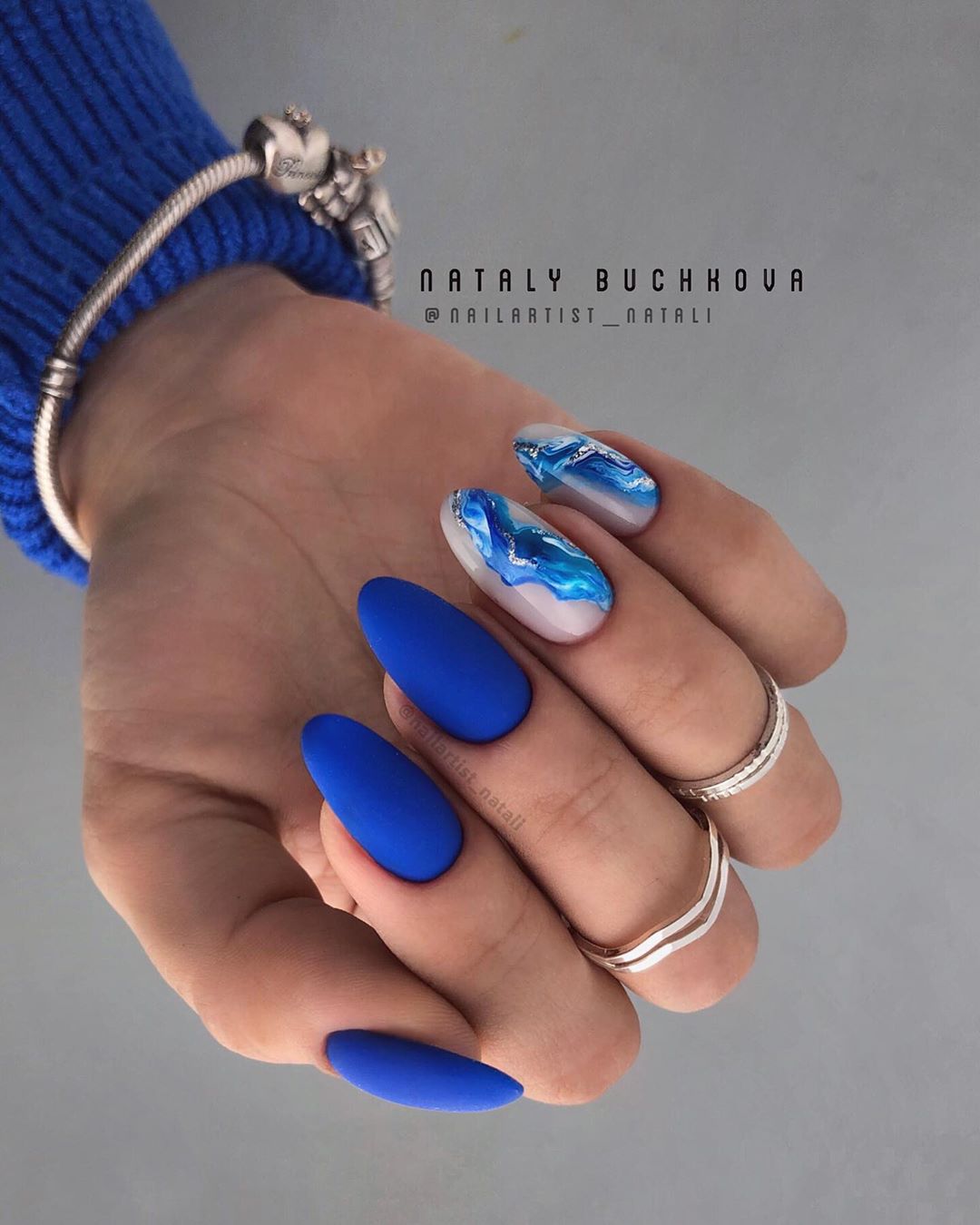 Manicure biru bergaya 2024-2025: idea, berita, trend - foto