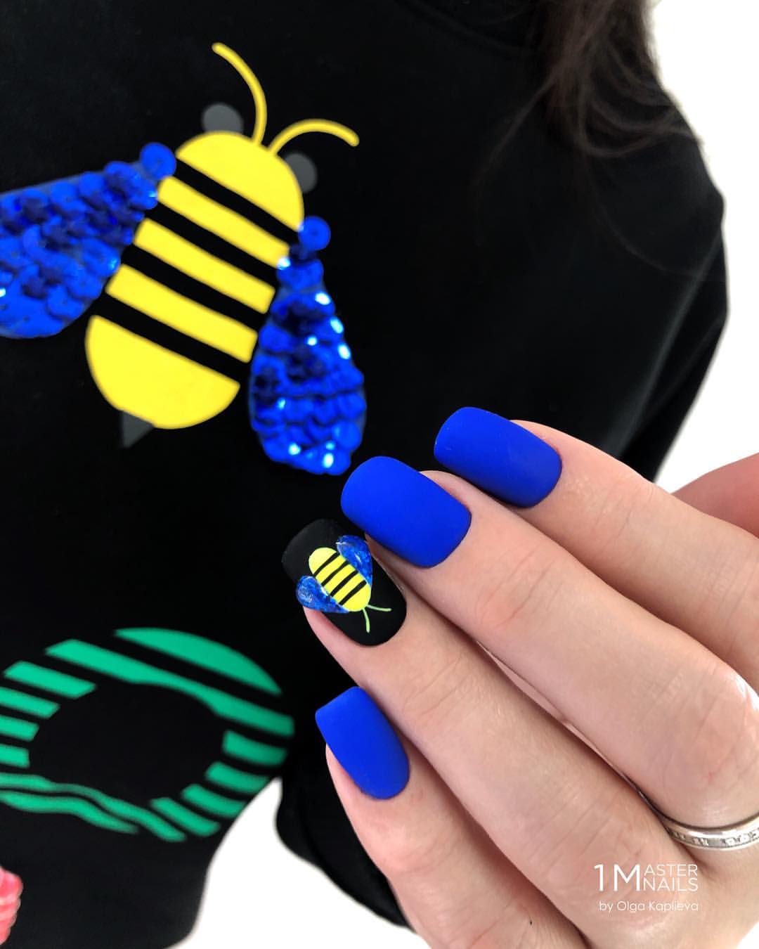 Manicure biru bergaya 2024-2025: idea, berita, trend - foto