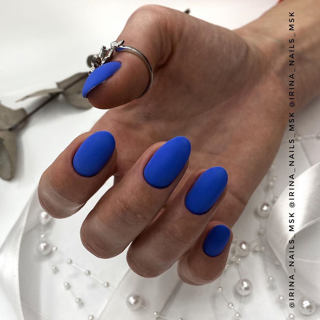 Manicure biru bergaya 2024-2025: idea, berita, trend - foto