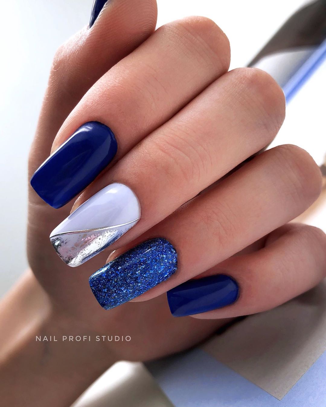 Manicure biru bergaya 2024-2025: idea, berita, trend - foto