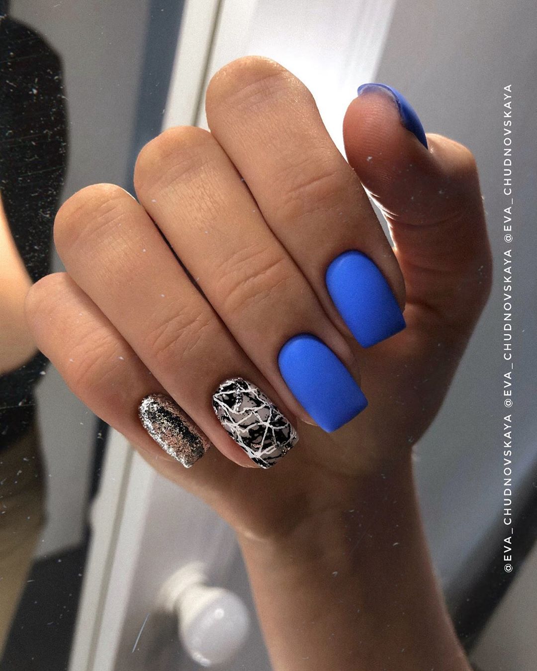 Manicure biru bergaya 2024-2025: idea, berita, trend - foto