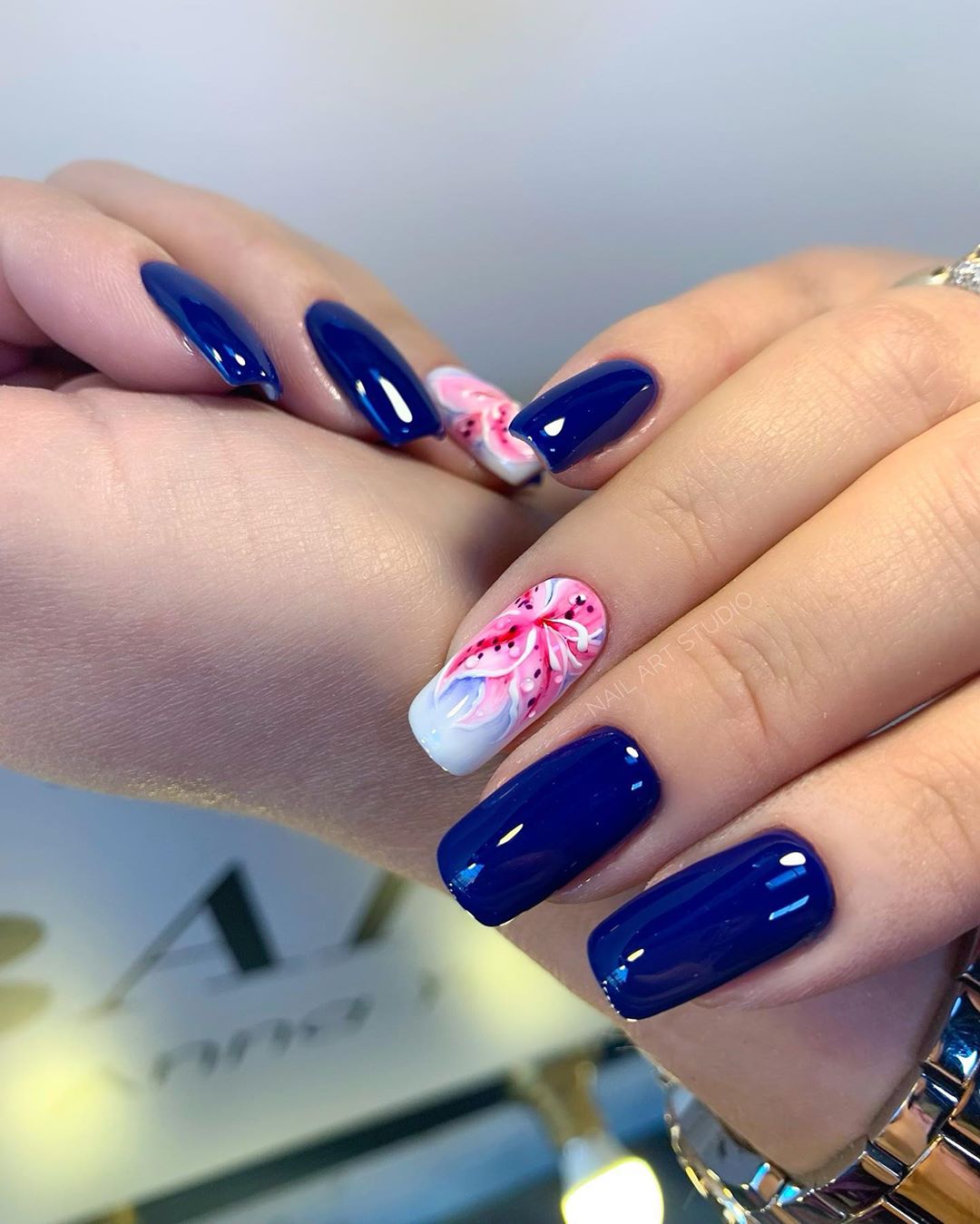 Manicure biru bergaya 2024-2025: idea, berita, trend - foto