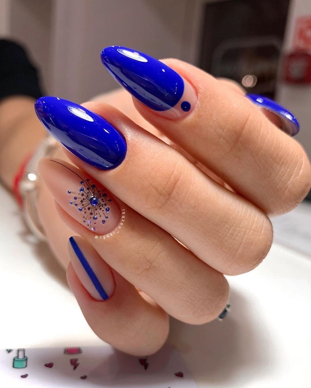 Manicure biru bergaya 2024-2025: idea, berita, trend - foto